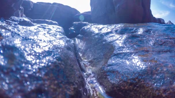 Sonnenstrahlen Sonnenstrahlen strahlen unter Wasser. Unterwasseraufnahme von Ökosystem und Meeresboden im türkisfarbenen Ozean. — Stockvideo