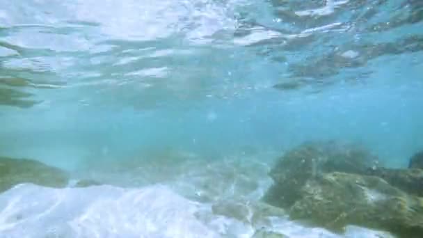 Güneş ışınları su altında ışıldar. Turkuaz okyanustaki ekosistem ve okyanus tabanının sualtı görüntüsü.. — Stok video