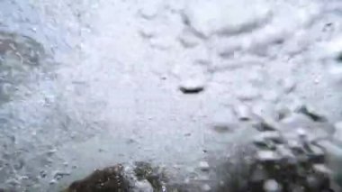 Güneş ışınları su altında ışıldar. Turkuaz okyanustaki ekosistem ve okyanus tabanının sualtı görüntüsü..