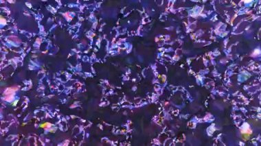 Parlak Elmas Işıkları. Döngü. Işık yavaşça dönen bir elmasın yüzeyinden geçer ve tekrarlayan parlak ışıklar ve gökkuşağı renkleri yaratır.