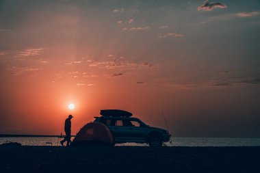 Maceralar Kamp Turizmi, çadır ve araba gölün yanında. Sabahları açık hava manzarası
