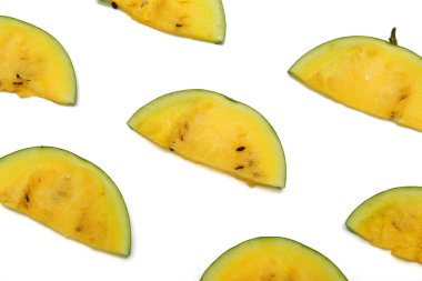 Beyaz arkaplanda sarı karpuz dilimi