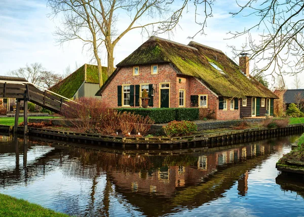 Malebný pohled na kanálu v Giethoorn, Nizozemsko — Stock fotografie