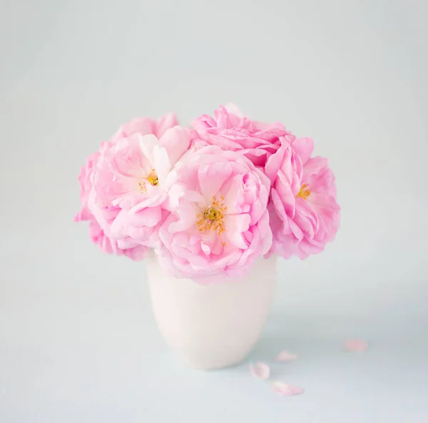 Pequeño Ramo Rosa Claro Rosas Jarrón Cerámica Sobre Fondo Gris —  Fotos de Stock