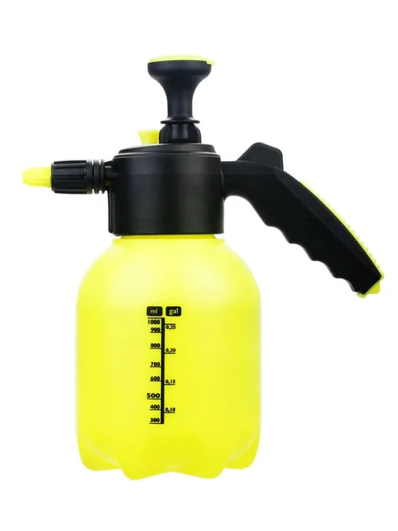 Pulverizador amarelo com bomba sobre fundo branco — Fotografia de Stock