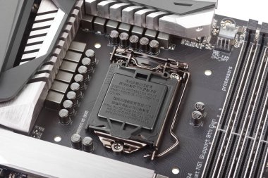 Vrm bölgesi, voltaj regülatör modülü, modern anakart üzerinde koruyucu kapaklı cpu soketi ve bellek soketleri