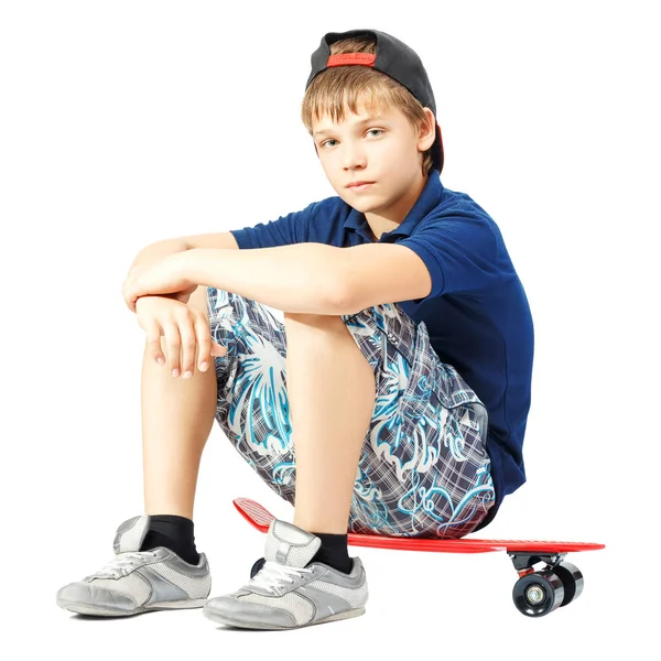Adolescent fatigué assis sur un skateboard — Photo