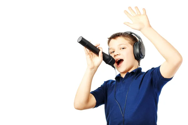 Tiener jongen zingen in een microfoon en de gebaart met een hand. Zeer emotionele. — Stockfoto
