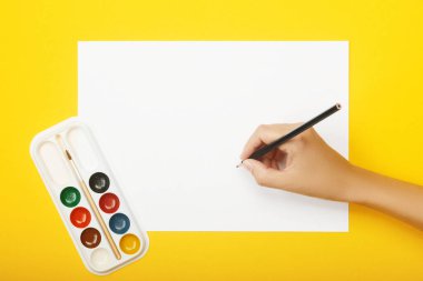 Boş kağıt üzerine kalem, resim.