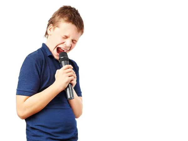 Tonårspojke sjunger i en mikrofon. Mycket känslosam. — Stockfoto