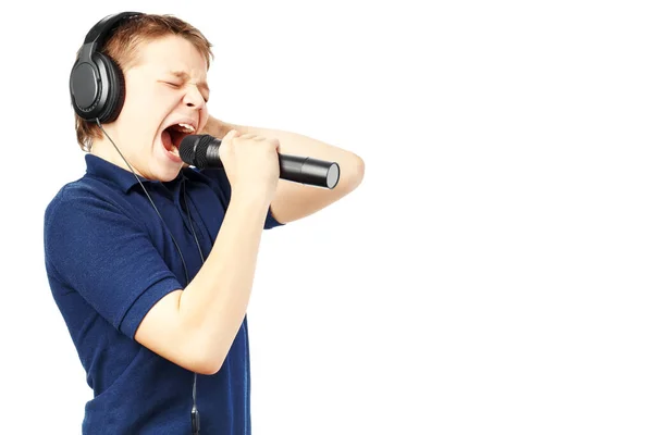 Um adolescente a cantar num microfone. Muito emocional. . — Fotografia de Stock