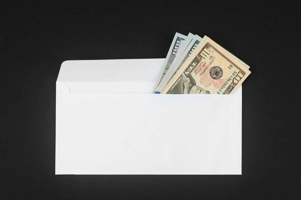 Enveloppe en papier blanc avec de l'argent sur fond noir — Photo
