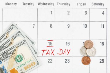 Banknotlar, sikkeler ve vergilerin ödenmesi gereken tarih kırmızı kalemle işaretlenmiş..