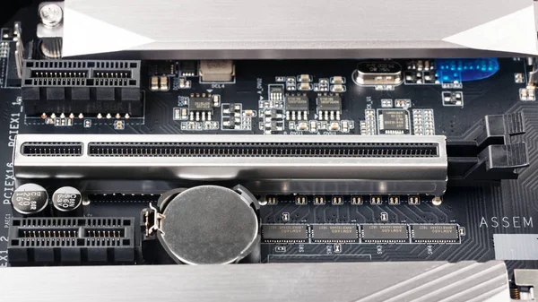 강철 현대 컴퓨터 메인보드에 무거운 그래픽 카드를 위한 PCIe 슬롯 강화 — 스톡 사진