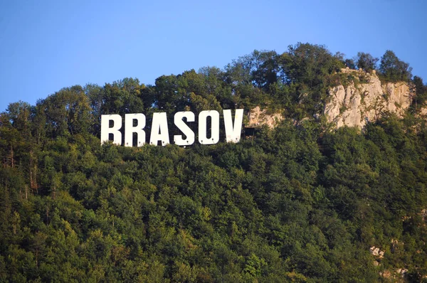 Άποψη Του Brasov Σημάδι Στο Βουνό Τάμπα Από Την Πλατεία — Φωτογραφία Αρχείου