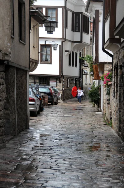 マケドニア オリッド 2018 赤い傘を持つ正体不明の女性は 旧市街の狭い通りに沿って歩きます — ストック写真