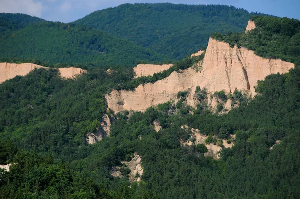 Melnik 镇附近的保加利亚布拉戈耶夫格勒省的白垩崖称为金字塔 — 图库照片