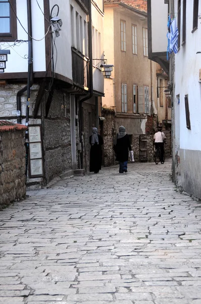 オフリド マケドニア共和国 2018 つの正体不明のイスラム教徒の女性と旧市街の狭い通りのサイクリスト — ストック写真