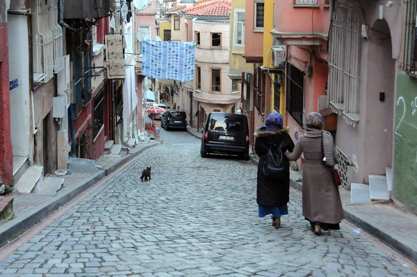 Istanbul Turquía Enero 2018 Dos Mujeres Identificadas Gato Negro Calle —  Fotos de Stock