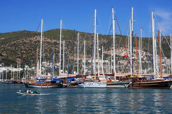 Bodrum Törökország Szeptember 2009 Hajók Kikötőben Nyáron Hill Háttere — Stock Fotó