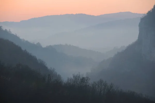 Sumuinen Auringonnousu Bulgarian Vuorilla Lokakuussa — kuvapankkivalokuva