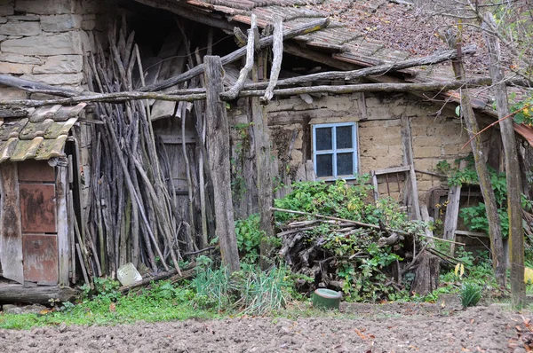 Teil des baufälligen Hauses im Dorf — Stockfoto