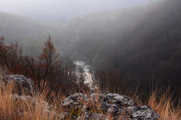 Hazy Vista Del Fiume Yantra Montagne Bulgaria All Alba — Foto Stock