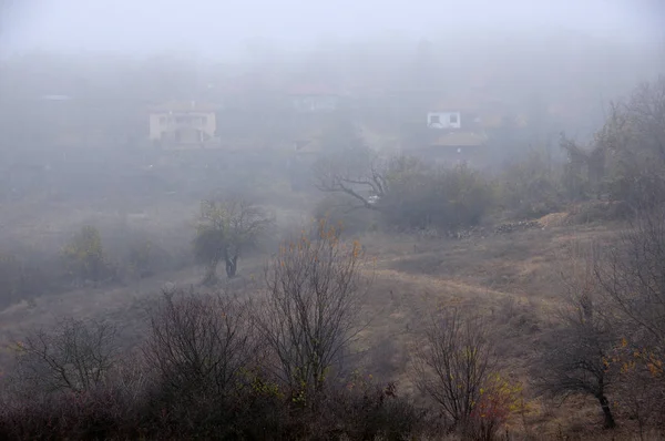 Ομιχλώδης Ασαφή Άποψη Από Ορεινό Χωριό Στα Βαλκάνια — Φωτογραφία Αρχείου