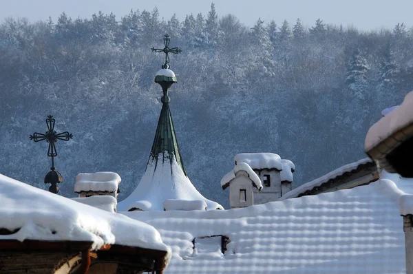 Daken Bedekt Met Sneeuw Delen Van Kerk Stad Van Veliko — Stockfoto