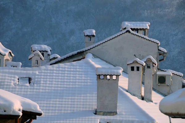 Sneeuw Bedekte Dak Met Vele Schoorstenen Stad Van Veliko Tarnovo — Stockfoto