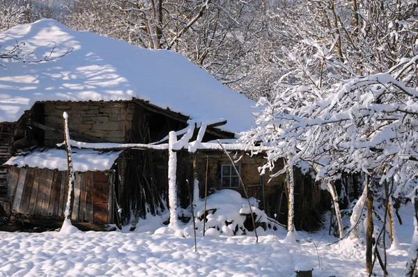 Μέρος Της Εγκαταλελειμμένο Σπίτι Στο Βουλγαρικό Χωριό Χειμώνα — Φωτογραφία Αρχείου