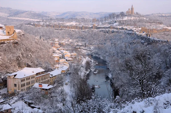 Över Floden Yantra Och Medeltida Tsarevets Fästning Bakgrunden Vintern — Stockfoto