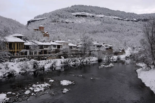 Distrito de Asenov y el río Yantra en invierno — Foto de Stock