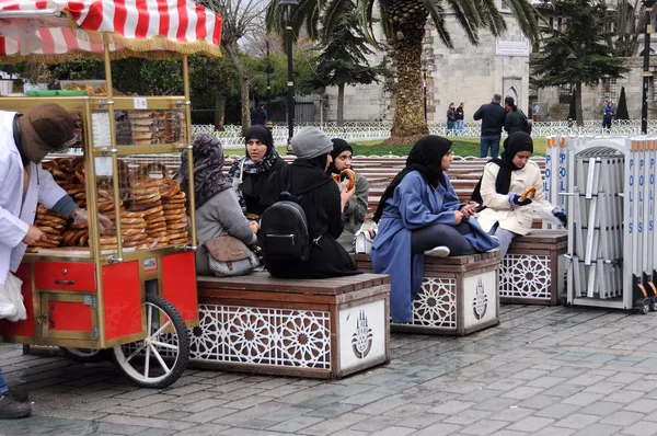 Istanbul Turkey January 2018 Unidentified Muslim Tourists Eat Bagels Sultanahmet — Stock Photo, Image