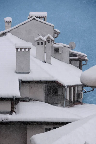 Dachy Pokryte Śniegiem Wielu Kominów Bułgarii Miejscowości Wielkie Tyrnowo — Zdjęcie stockowe
