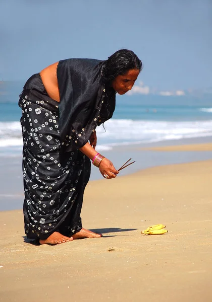 Devotee hindu na praia — Fotografia de Stock