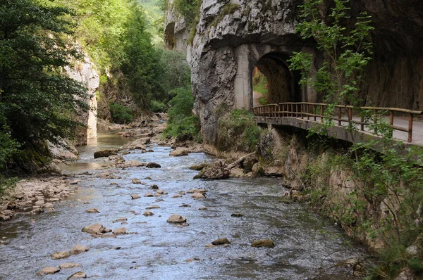 De JERMA-rivier en voertuig tunnel — Stockfoto