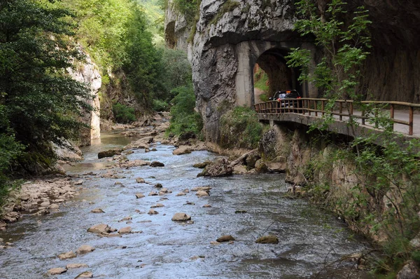 De rivier de JERMA en de auto in de tunnel — Stockfoto