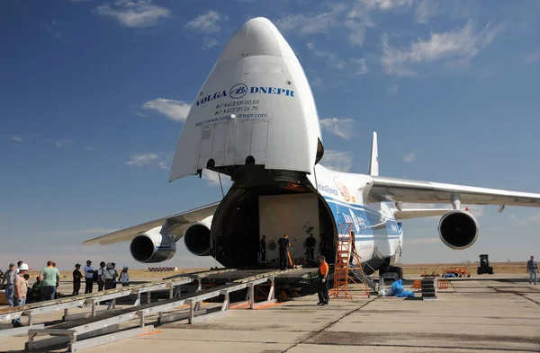 AN 124 Offloading — Stock Photo, Image