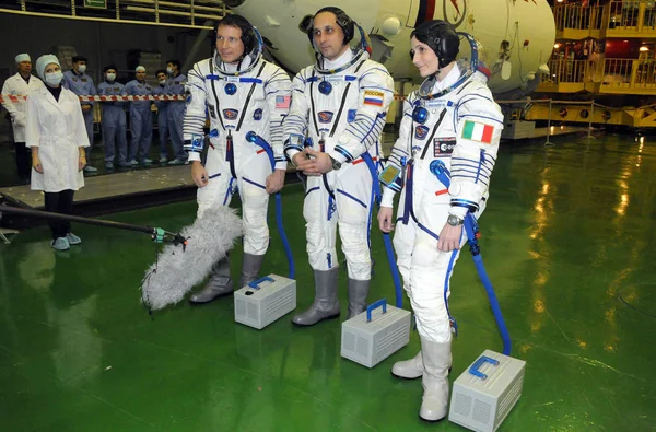 Astronautes Virts, Shkaplerov et Cristoforetti en costumes Sokol — Photo
