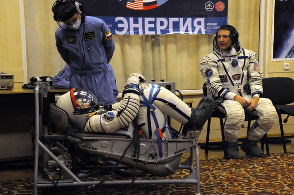 Anton Shkaplerov ve Terry Virts sızıntı kontrolü sırasında — Stok fotoğraf