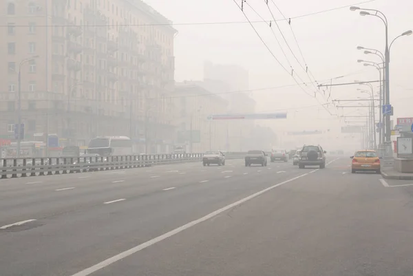 ロシア モスクワ2010年8月7日 森林火災による濃霧の中 車がプロスポット アベニューを走行 — ストック写真