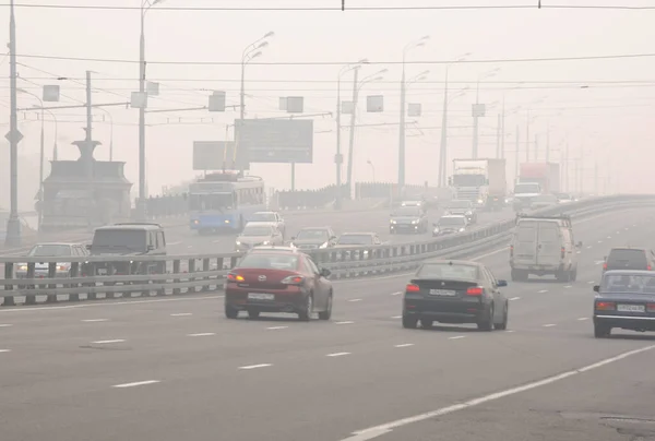 Moskau Russland August 2010 Autos Fahren Dichten Smog Der Waldbrände — Stockfoto