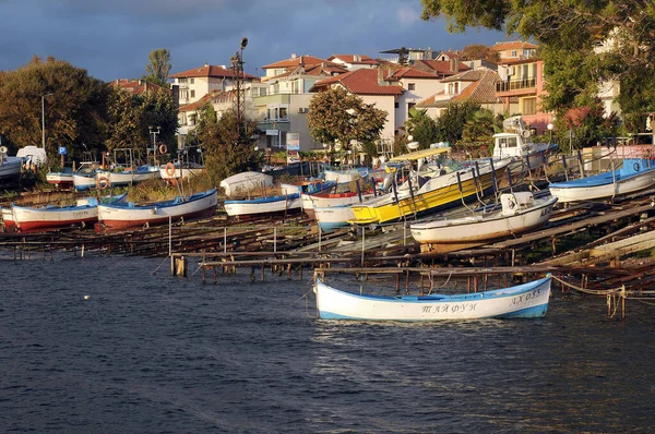 Akhtopol Bulgária Szeptember 2020 Kilátás Halászhajók Házak Város Partján Fekete — Stock Fotó