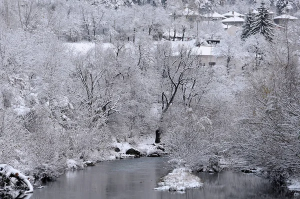 Widok Rzekę Yantra Drzewa Domy Mostu Zimą Chłodny Dzień — Zdjęcie stockowe