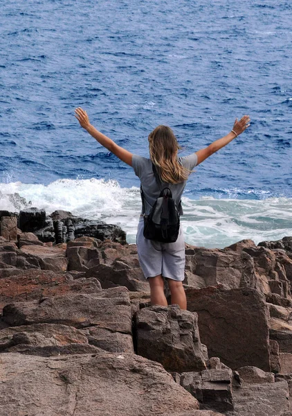 Happy Young Woman Stands Her Hands Rocky Beach — Stock Photo, Image