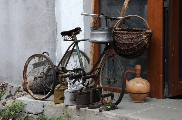 Sozopol Bulgária Setembro 2020 Vintage Três Rodas Ferros Cesta Jarro — Fotografia de Stock