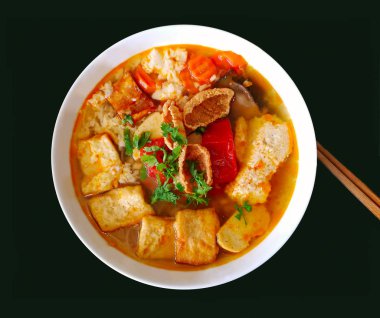 Topuz rieu chay - Vietnamca vegan yengeç ve domates çorbası, üzerinde izole koyu arka plan resmini.