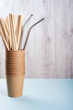 Kağıt ve paslanmaz çelik pipetler kahverengi bardaklarda.. 