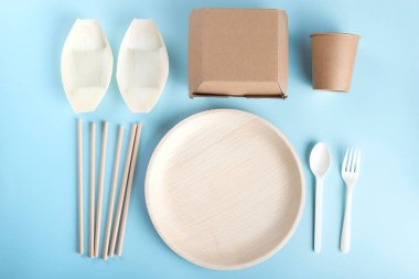 Açık mavi arkaplanda çevre dostu tek kullanımlık sofra takımı dairesi yatıyordu. 